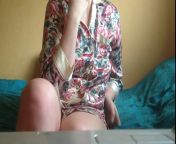 Молодая перед камерой разделась и мастурбирует